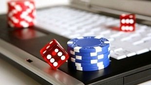 Studio dealer langsung duta lotre dengan meja blackjack dan roulette